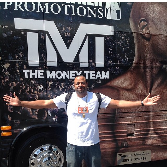 J-Que Posted By Fllyod Mayweather’s Money Team Bus