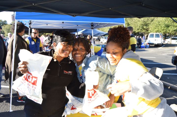 Radio One Family & Innerfaith Minstries Delivers Meals On Thanksgiving