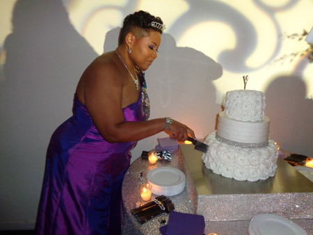 Yasmin cutting the cake