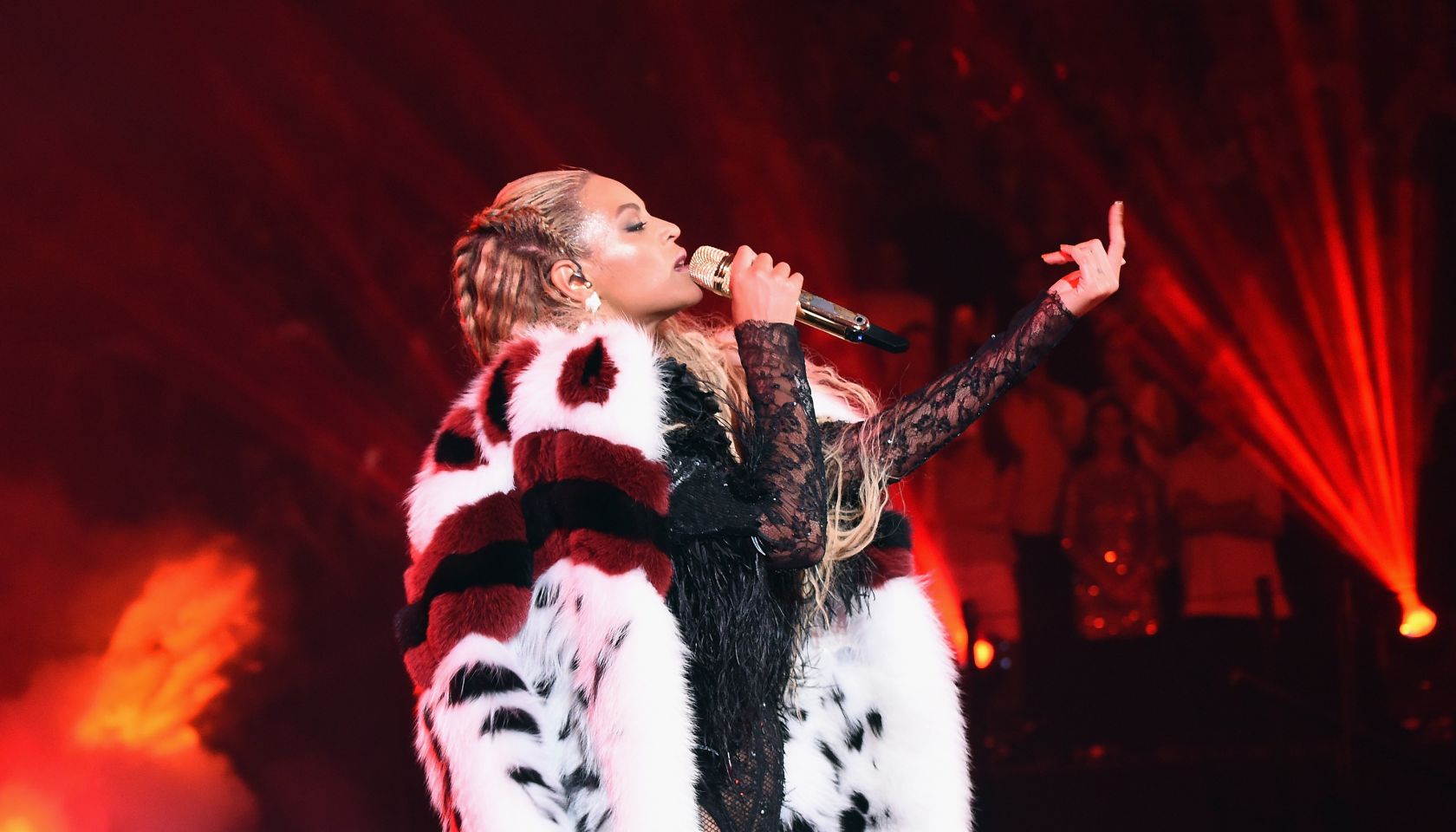 2016 MTV Video Music Awards - Show