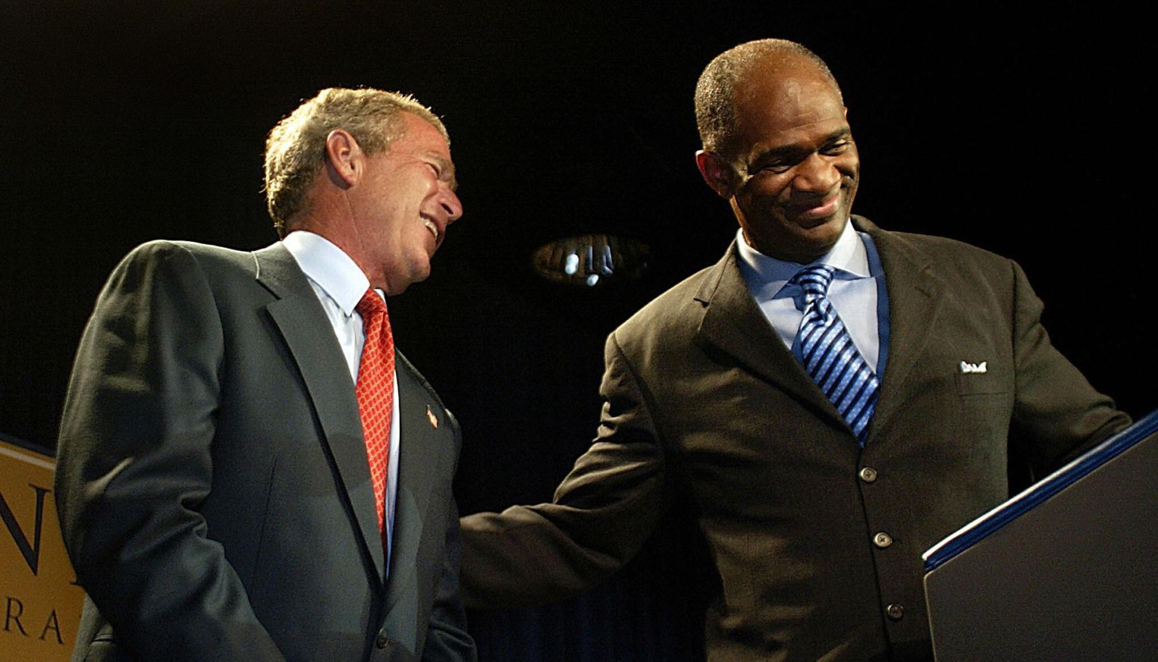 US President George W. Bush (L) is greet