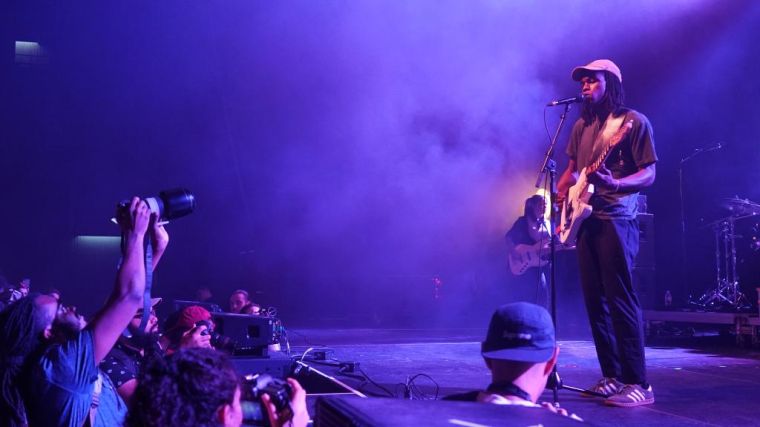 Daniel Caesar – Break The Internet