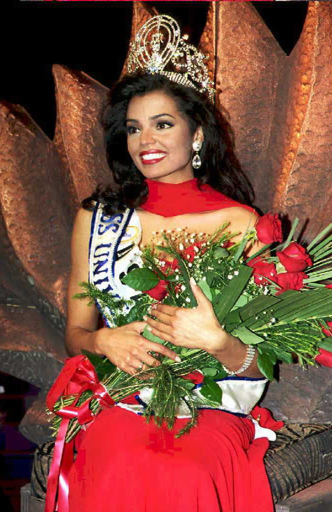 Miss USA, Chelsi Smith is crowned the Miss Univers