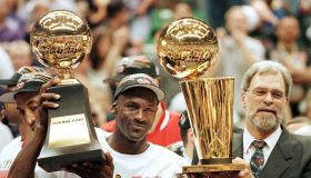 Michael Jordan (L) and Chicago Bulls head coach Ph