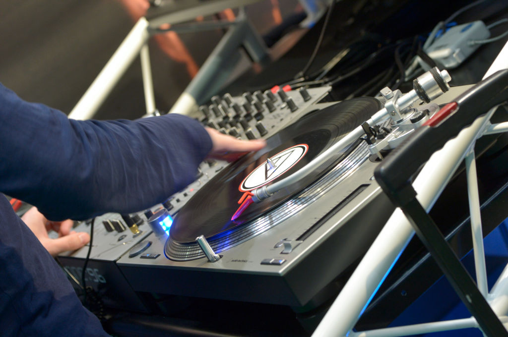 DJ spins on / Fair Musicpark