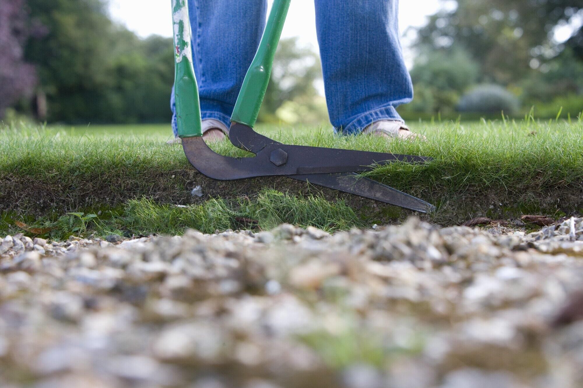 How busy homeowners can achieve perfect lawn edging